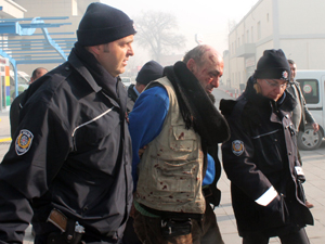 Şizofren hastası polisi yaraladı