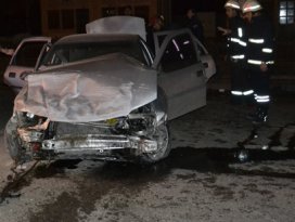 Otomobil duvara çarptı: 1 ölü 1 yaralı