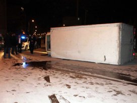 Otomobille çarpışan kamyonet devrildi