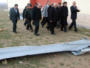 Akşehirde çatılar uçtu