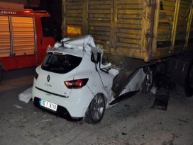 Konyada otomobil tıra çarptı: 1 ölü