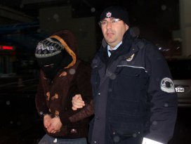 Kız arkadaşımı arıyorum diyerek eve zorla girdi!