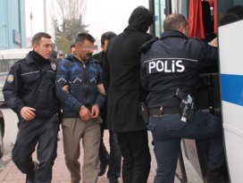 Çocuklara otomobil soydurmuşlar