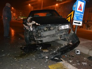 Otomobille minibüs çarpıştı: 1 yaralı
