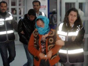 Ana-oğul esrar satarken yakalandı