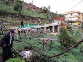 Evine ulaşmak için 68 metrelik köprü yaptı
