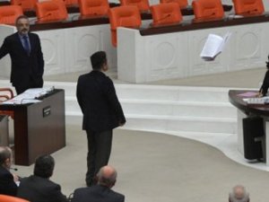 Mecliste kitapçıklar havada uçuştu