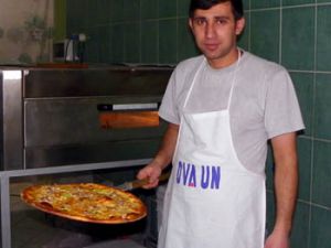 Turistler ve bürokratlar burada pizza yiyor