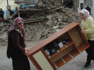 Evleri yıkılmadan dışarı çıkmayı başardılar