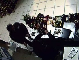 Gözleri görmeyen marketçiyi gasp ettiler
