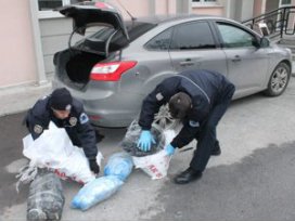 Kuaförün aracından 25 kilo esrar çıktı