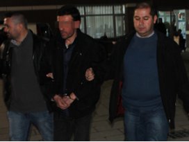 Kendini yakalayan bekçiyi darp etti