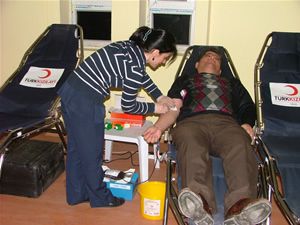 Türk kızılayı nın kan bağışı kampanyası büyük ilgi görüyor