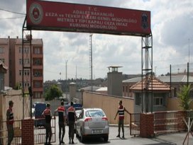 Cezaevi önünde satırlı dehşet!