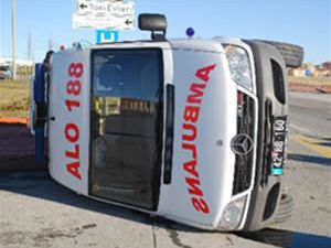 Doğuma yetiştirmek isteyen ambulans kaza yaptı