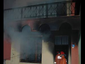 Sigara izmaritinden doğan ateş evi tutuşturdu