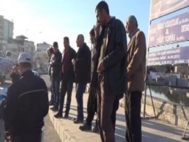 Ayağı kırılan adamı çekirdek çitleyerek izlediler