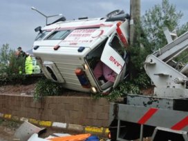 Kazaya giden ambulans takla attı