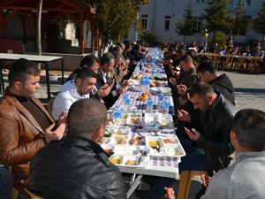 Konyada şehit ailesi yemek verdi