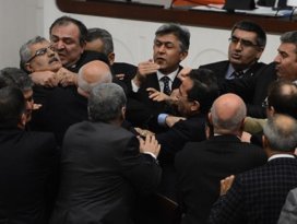 Mecliste yumruklar konuştu