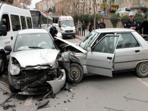 Otomobiller çarpıştı: 3 yaralı