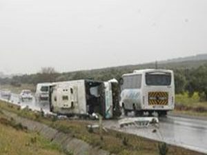 Konya da işçileri taşıyan servis devrildi: 10 yaralı