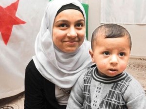 Dört kardeşine annelik yapıyor