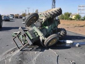 Freni patlayan kamyon traktörü biçti