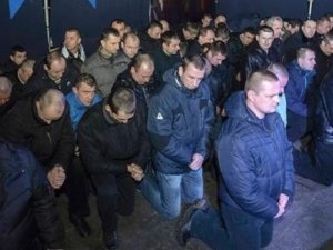 Polisler diz çöküp özür diledi