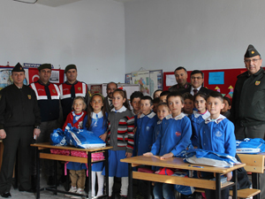 Jandarma öğrencileri sevindirdi