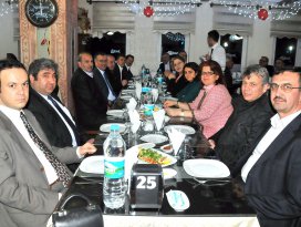 Akşehir Belediye Meclisi’nde veda yemeği