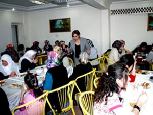 Polis eşleri yalnız bırakmıyor