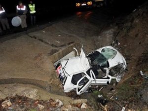 Otomobil su kanalına uçtu: 1 ölü
