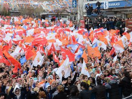 Molotoflarla demokrasi gelir mi?