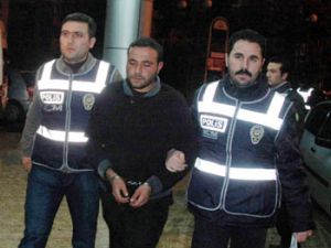 Dini kitap satarak uyuşturucu kuryeliği yapıyor