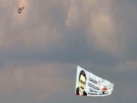 Ankara semalarında ilginç pankart