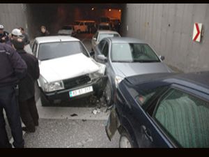Kadın sürücünün merakı zincirleme trafik kazası