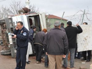 Kamyonet otobüs durağına daldı; 1 ölü