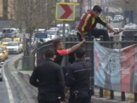 İstanbulun göbeğinde bıçaklı saldırgan dehşeti
