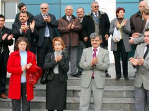 Adliye çalışanları yemek ücretlerini protesto etti