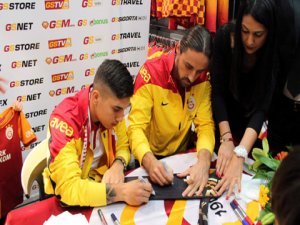 Galatasaraylı futbolcular Konyada imza dağıttı