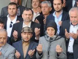 Başörtülü Başkan görevine dualarla başladı