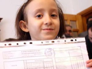6 aydır okula gidemeyen Nurefşanın karne mutluluğu