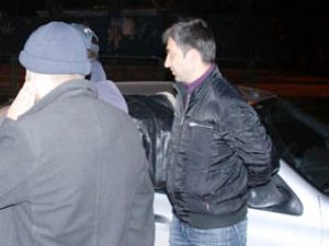 Bıçakla marketten para gasp etti