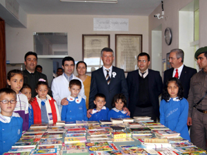 Tuzlukçuda jandarmadan kitap bağışı