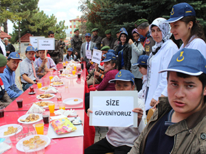 Engelli öğrencilerden jandarmaya ziyaret