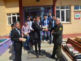 Jandarmadan kitap bağışı