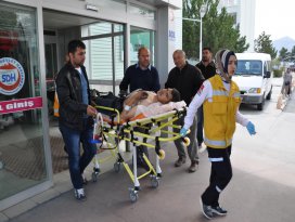 Dükkan komşusunu bıçakla yaraladı