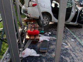 Otobüs durağına daldı: 2 ölü, 2 Yaralı!