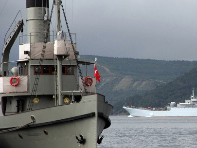 Askeri gemiler Boğazdan geçti